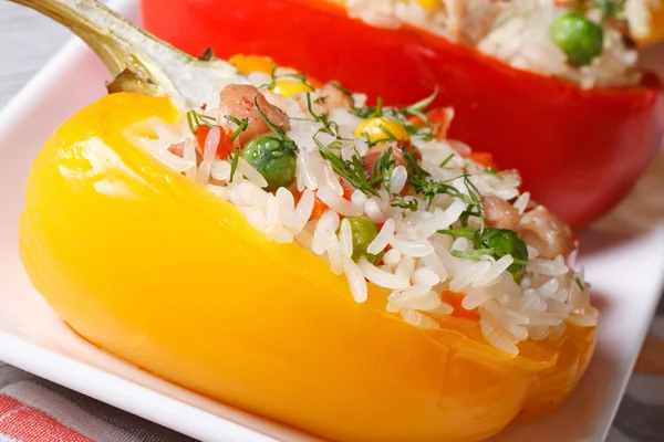 Pimentos cozidos recheados com arroz e carne macro horizontal — Fotografia de Stock