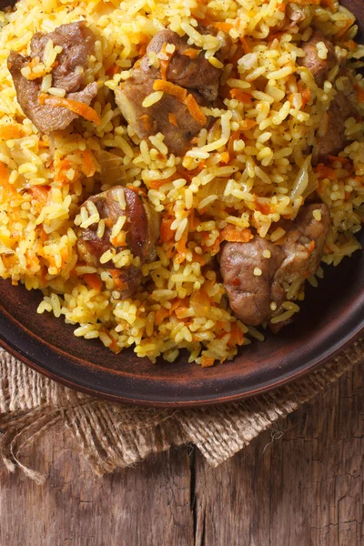 Рис с мясом и овощами макрос. вертикальный вид сверху — стоковое фото