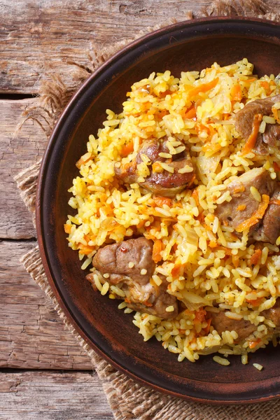 Рис с мясом и овощами крупным планом. вертикальный вид сверху — стоковое фото
