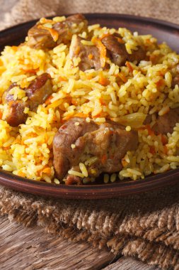 pilav et ve sebze ile bir plaka üzerine kapatın. Dikey