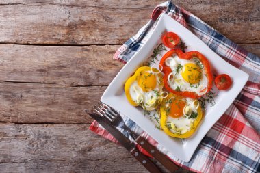 biber bir tabak kızarmış yumurta. Yatay Üstten Görünüm