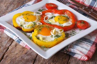 biber ve domates yakın çekim kızarmış yumurta. Yatay