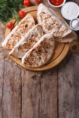 Quesadilla dikey en iyi manzaralı sebze ve soslar