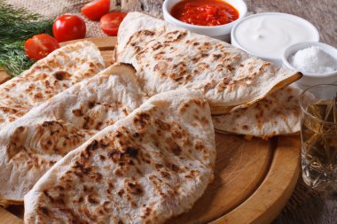 Mexican quesadilla ve soslar yatay Üstten Görünüm