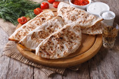 Mexican quesadilla ve soslar yakın çekim. Yatay