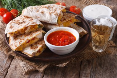 Quesadilla tavuk ve sebze ile yatay dilimlenmiş