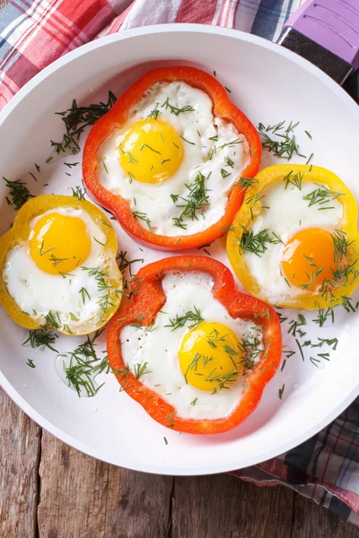 Fried eggs with peppers on a pan. top view vertical close-up — Stock Photo, Image