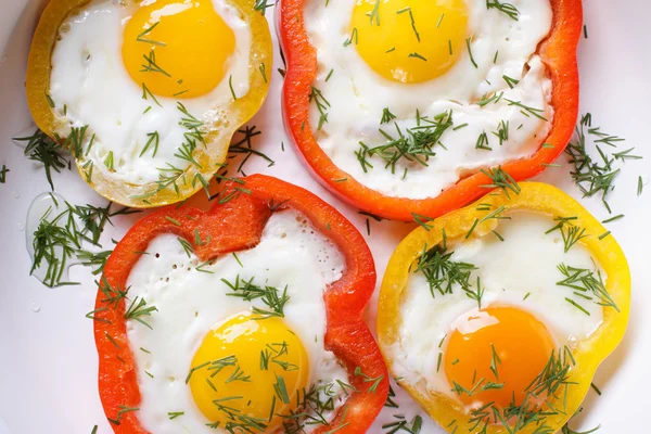 Fried eggs with peppers macro. horizontal top view — Stock Photo, Image