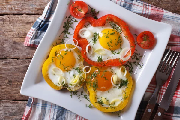 Fried eggs and yellow and red peppers horizontal top view — Stock Photo, Image