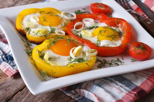 Huevos fritos con pimientos, tomates y cebollas en un primer plano plato — Foto de Stock