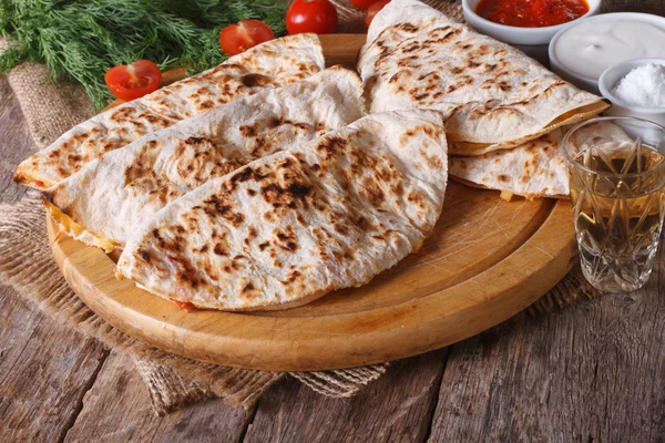 Quesadilla z kwaśną śmietaną i poziome sos pomidorowy — Zdjęcie stockowe