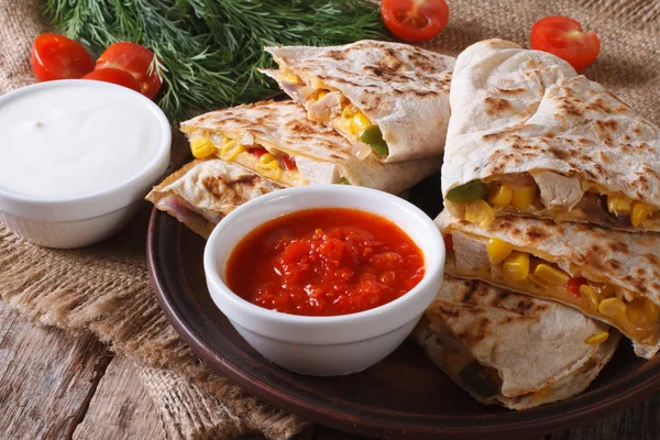 Quesadilla fatiado com legumes, frango closeup e molhos — Fotografia de Stock