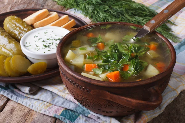 Польский огуречный суп на столе крупным планом. hhhontal — стоковое фото