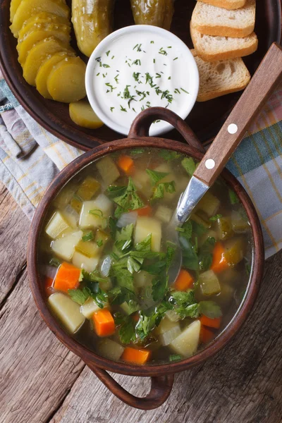 Rassolnik-Suppe mit Gurken-Nahaufnahme von oben — Stockfoto