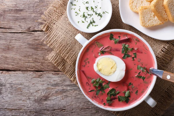 Beetroot soup with egg close up. horizontal top view — Stock Photo, Image