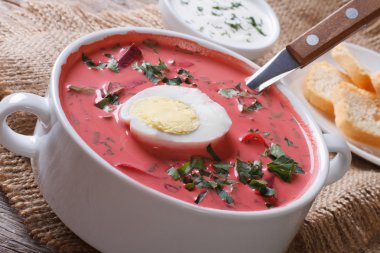 Lezzetli kırmızı pancar çorbası ekşi krema ve yumurta yakın çekim ile