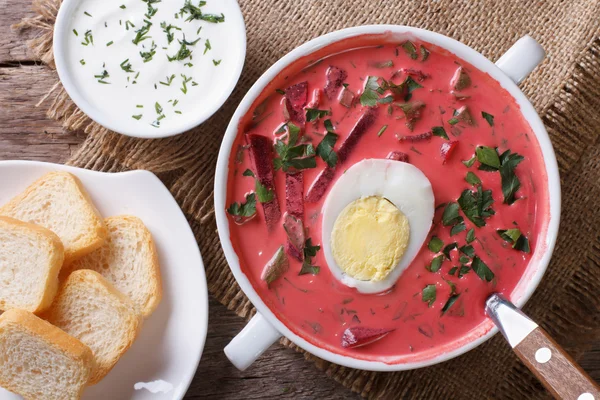 Sopa de remolacha roja con huevo y crema agria. Vista superior horizontal — Foto de Stock