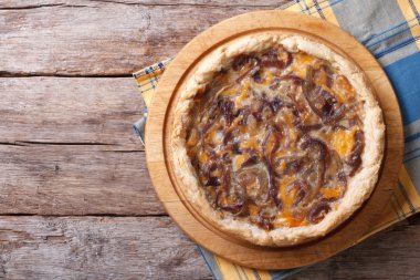 peynir ile sıcak soğan tart. Üstten yatay görünüm