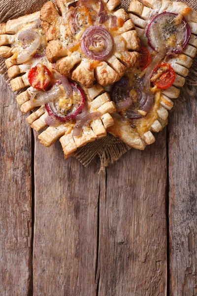 Torte di soffio francesi con cipolle rosse vista dall'alto verticale — Foto Stock