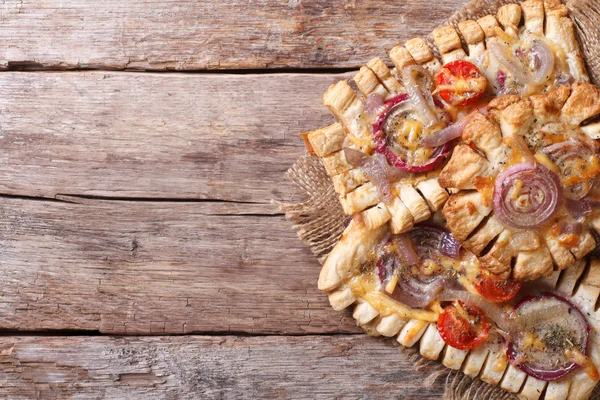 Puff pastry pies with red onions and tomatoes Horizontal top vie — Stock Photo, Image