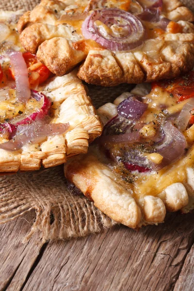 French puff tarts with red onions and tomatoes vertical — Stock Photo, Image