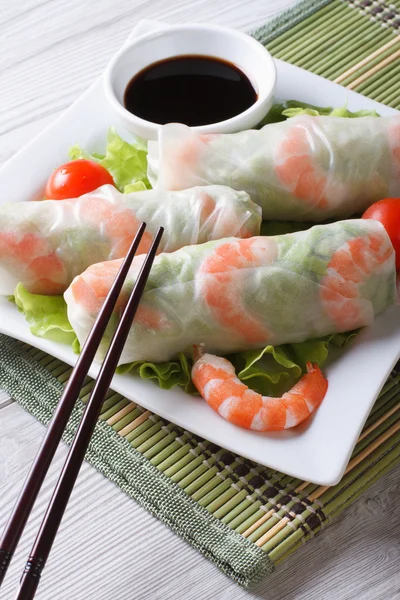 Spring roll z krewetkami i sosem na talerzu. Pionowe — Zdjęcie stockowe