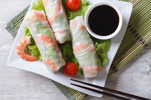 Rollo de primavera con camarones y salsa vista superior horizontal — Foto de Stock