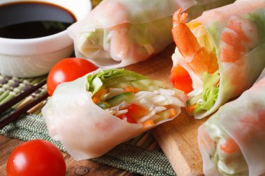 Böreği karides, sebze ve sos ile dilimlenmiş