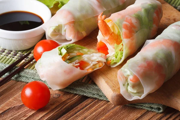 Rebanado los rollos de primavera con camarones de cerca en la mesa — Foto de Stock