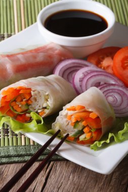 bir plaka yakın çekim sebze böreği. Dikey