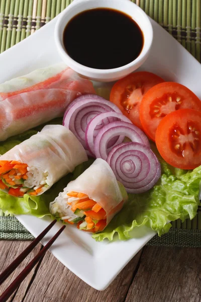 Rouleaux de printemps de légumes avec sauce verticale vue de dessus gros plan — Photo