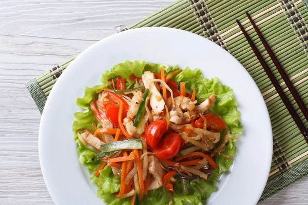 Asian chicken salad with vegetables close-up top view — Stock Photo, Image