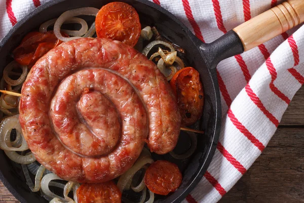 Fried sausage with onions in a pan macro. horizontal top view — Stock Photo, Image