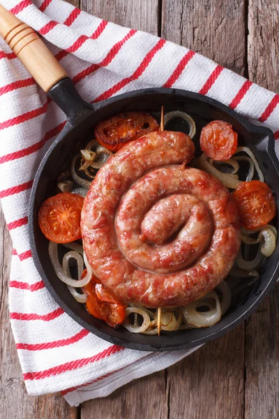 Salsiccia fritta con cipolle in una pentola primo piano. Vista verticale dall'alto — Foto Stock