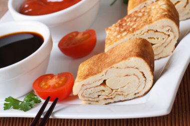 Japon tamago yumurta yatay sebze ve sos ile
