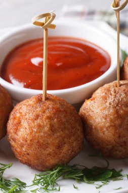 Kızarmış köfte şişler makro ve domates sosu, dikey olarak