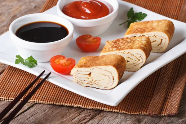 Tortilla japonesa tamago con salsa, horizontal — Foto de Stock