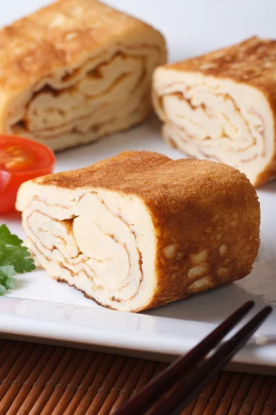 Japon tamago omlet yakın çekim dilimlenmiş. Dikey — Stok fotoğraf