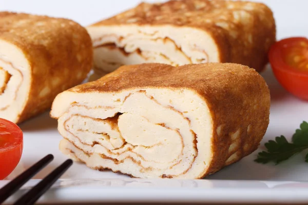 Tortilla japonesa en rodajas sobre un plato blanco, horizontal — Foto de Stock