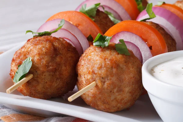 Boulettes de viande sur brochettes avec sauce sur une assiette macro, horizontal — Photo