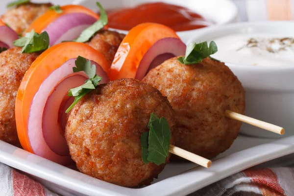 Köttbullar på spett med färska grönsaker makro. horisontella — Stockfoto