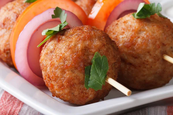 Albóndigas asadas en pinchos en una macro plato. Horizontal — Foto de Stock