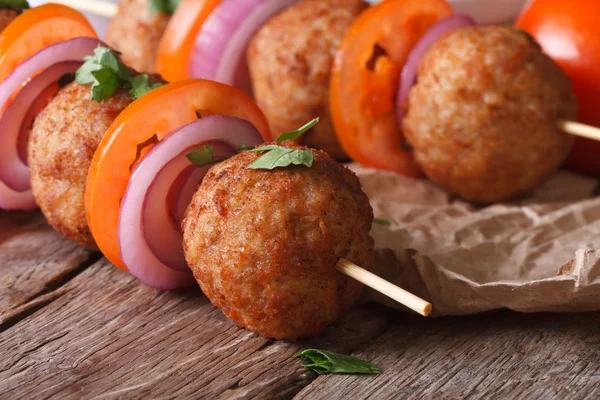 Polpette grigliate su spiedini con verdure macro, orizzontali — Foto Stock