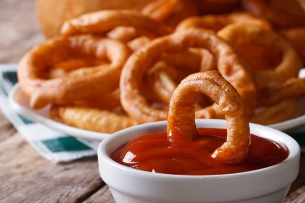 Anelli di cipolla fritti con macro ketchup. orizzontale — Foto Stock