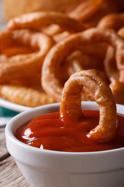 Friterad lök ringar med ketchup makro. vertikala — Stockfoto