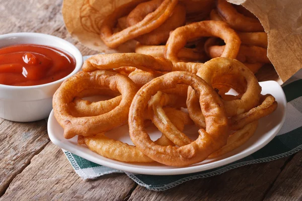 Fried onion rings and ketchup close-up horizontal — Stock Photo, Image