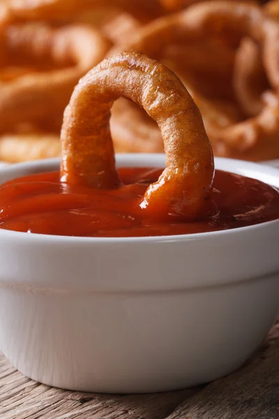 Deep-fried onion rings in ketchup macro — Stock Photo, Image