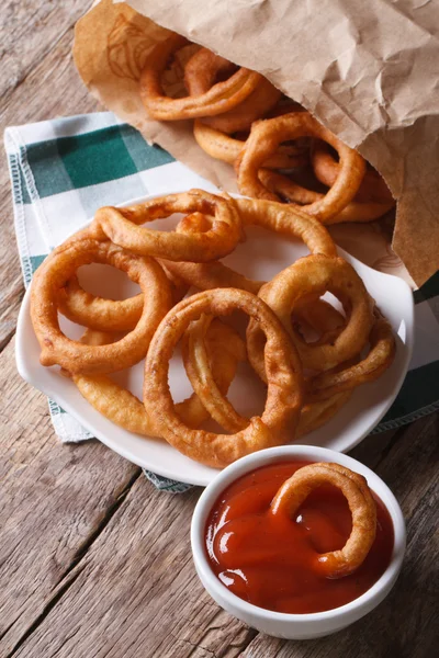 Fried onion rings and ketchup closeup. vertical top view — Stock Photo, Image