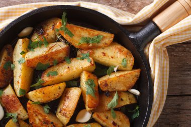 fırında patates içinde bir pan portre yatay Üstten Görünüm