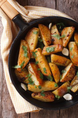 bir pan üstten görünüm dikey sarımsak ile fırında patates